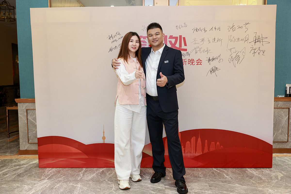 華商建設(shè)集團(tuán)辭舊迎新晚會，攜手同行，再創(chuàng)輝煌